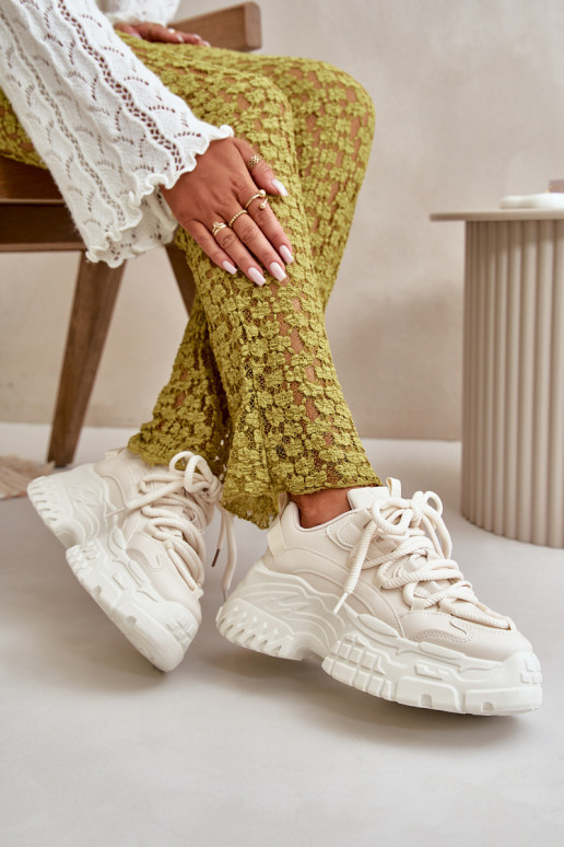 Scarpe modello sneakers da donna con suola massiccia alla moda in colore avorio Nevela Scarpe modello sneakers da donna con suola massiccia alla moda in colore avorio Nevela