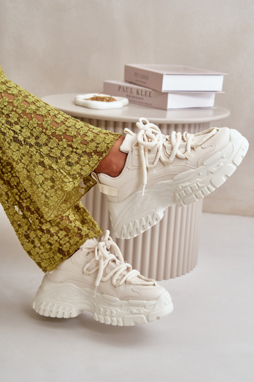 Scarpe modello sneakers da donna con suola massiccia alla moda in colore avorio Nevela Scarpe modello sneakers da donna con suola massiccia alla moda in colore avorio Nevela