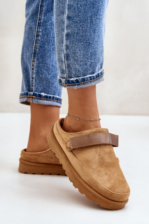 Femminile Pantofole riscaldamento con pelliccia all interno con una piattaforma colore marrone Azida