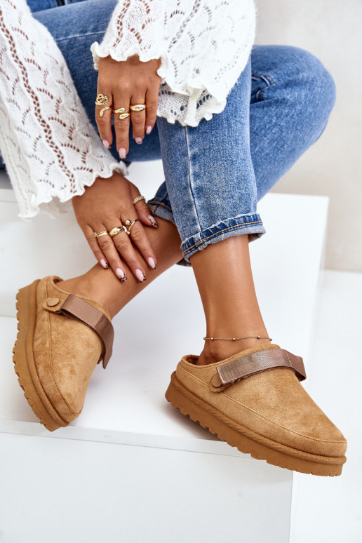 Femminile Pantofole riscaldamento con pelliccia all interno con una piattaforma colore marrone Azida