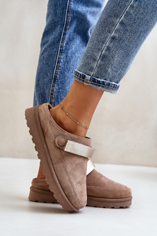 Femminile Pantofole riscaldamento con pelliccia all interno con una piattaforma colore marrone Azida