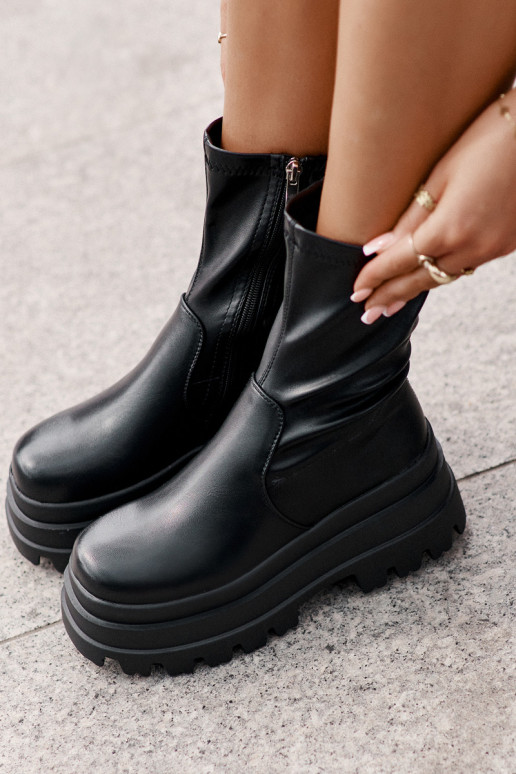 Stivali con una piattaforma colore nero Florinara Stivali con una piattaforma colore nero Florinara