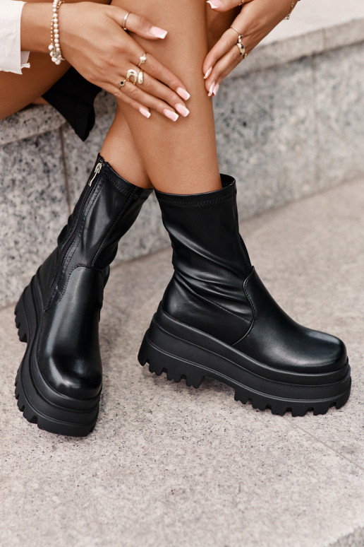 Stivali con una piattaforma colore nero Florinara Stivali con una piattaforma colore nero Florinara