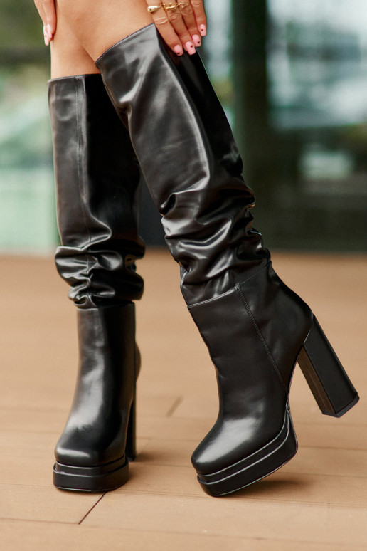 Un modello convincente stivali con i tacchi e piattaforma Con volant riscaldamento colore nero Beridra