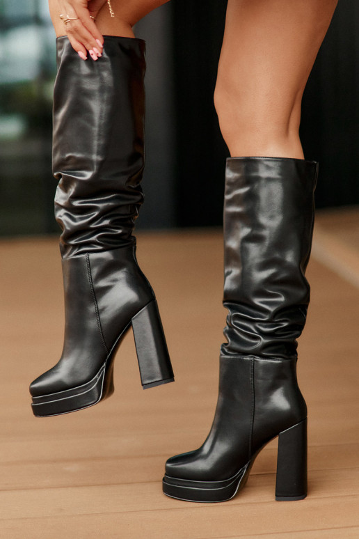 Un modello convincente stivali con i tacchi e piattaforma Con volant riscaldamento colore nero Beridra