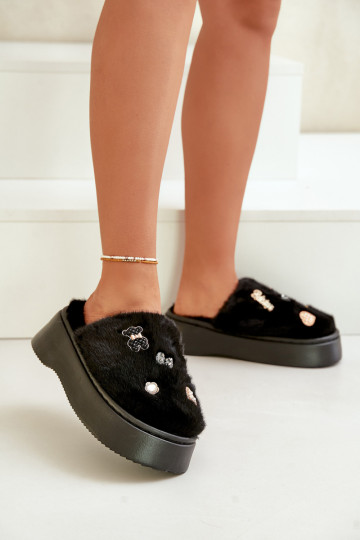 con una pelliccia Pantofole Femminile Su una suola spessa Z Przypinkami colore nero Zintoria 2