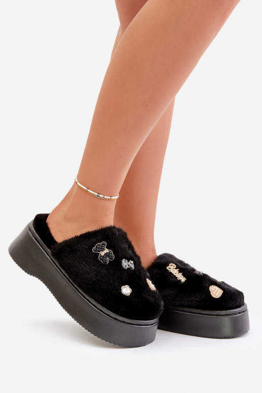 con una pelliccia Pantofole Femminile Su una suola spessa Z Przypinkami colore nero Zintoria con una pelliccia Pantofole Femminile Su una suola spessa Z Przypinkami colore nero Zintoria