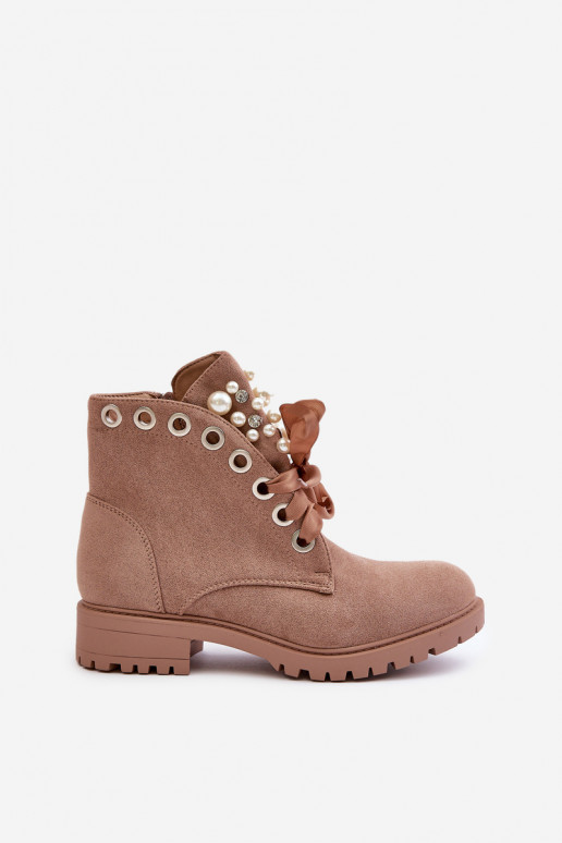 dalla pelle scamosciata riscaldamento Stivali con perle artificiali e nastro beige Perla dalla pelle scamosciata riscaldamento Stivali con perle artificiali e nastro beige Perla