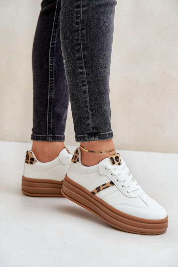 Scarpe modello sneakers Femminile con una piattaforma con motivi di pelliccia di leopardo Colore bianco Dravinnia