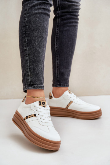 Scarpe modello sneakers Femminile con una piattaforma con motivi di pelliccia di leopardo Colore bianco Dravinnia 2