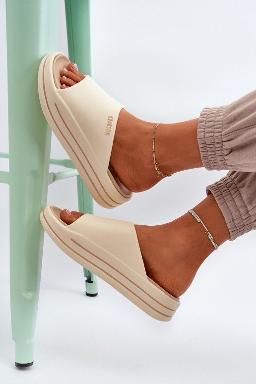 Pantofole da donna con una piattaforma Big Star NN274A034 beige