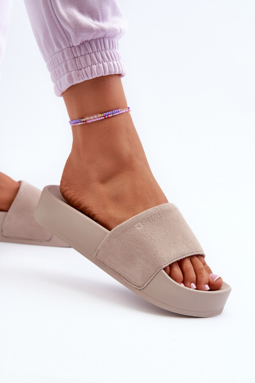 Femminile Pantofole con una piattaforma dalla pelle scamosciata Big Star NN274A671 beige