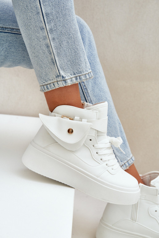 Alto Scarpe modello sneakers con supplemento con una piattaforma Colore bianco Saramis Alto Scarpe modello sneakers con supplemento con una piattaforma Colore bianco Saramis