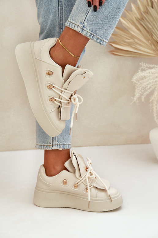 Scarpe modello sneakers Femminile con una piattaforma beige Dolistana Scarpe modello sneakers Femminile con una piattaforma beige Dolistana