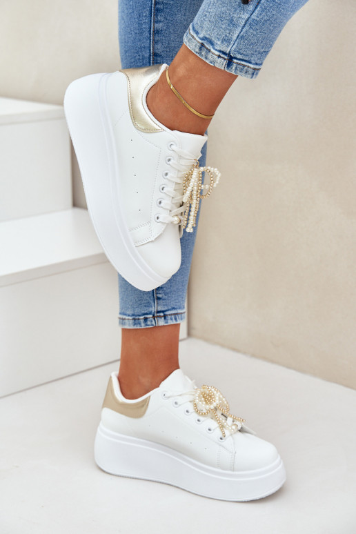 Scarpe modello sneakers Femminile con una piattaforma con bellissimi dettagli Bianco-colore dorato Lerissna