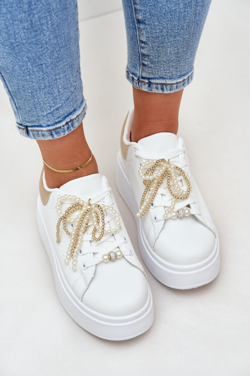 Scarpe modello sneakers Femminile con una piattaforma con bellissimi dettagli Bianco-colore dorato Lerissna