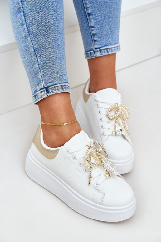 Scarpe modello sneakers Femminile con una piattaforma con bellissimi dettagli Bianco-colore dorato Lerissna
