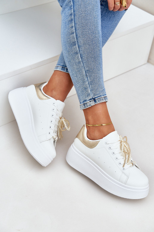Scarpe modello sneakers Femminile con una piattaforma con bellissimi dettagli Bianco-colore dorato Lerissna