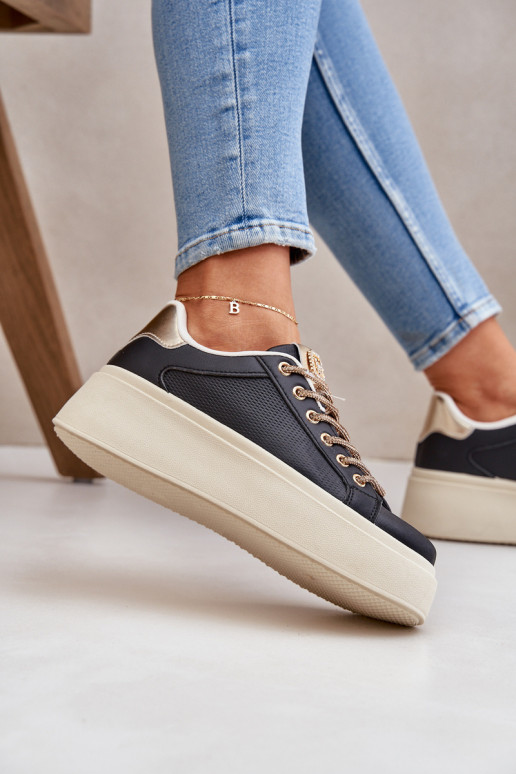 Scarpe modello sneakers con una piattaforma Con decorazionii SznuróAkami colore nero Fonetha