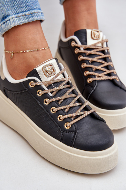Scarpe modello sneakers con una piattaforma Con decorazionii SznuróAkami colore nero Fonetha