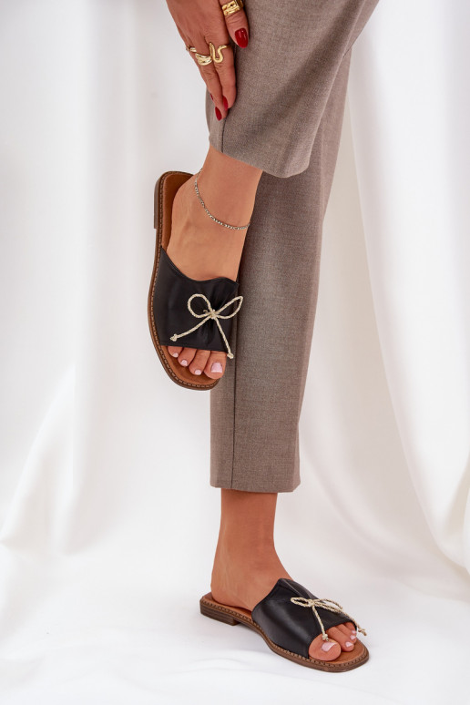 Pantofole Su una suola piatta decorare Kokardką colore nero Deonelis