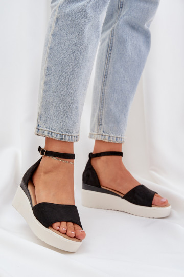 Sandali leggeri con una piattaforma I Impercettibilem Koturnie colore nero Gillifia