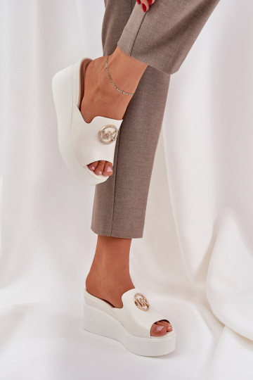Pantofole con una piattaforma I Koturnie con ornamenti Colore bianco Abilitatonessia
