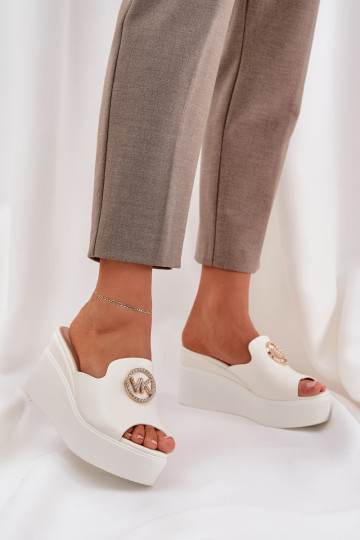 Pantofole con una piattaforma I Koturnie con ornamenti Colore bianco Abilitatonessia 2
