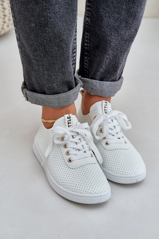 Sneakers stringate da donna traforate colore avorio Carinel Sneakers stringate da donna traforate colore avorio Carinel