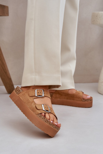 Pantofole da donna con una piattaforma con fibbie colore marrone Aramia