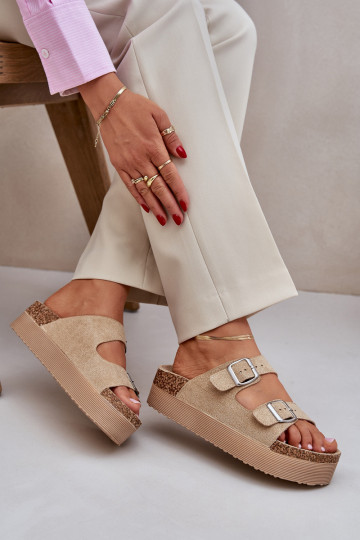 Pantofole da donna con una piattaforma con fibbie beige Aramia