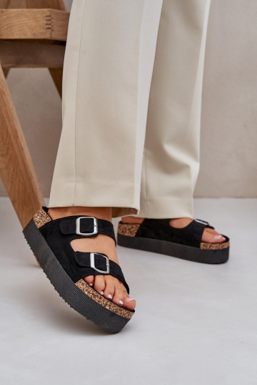 Pantofole da donna con una piattaforma con fibbie colore nero Aramia