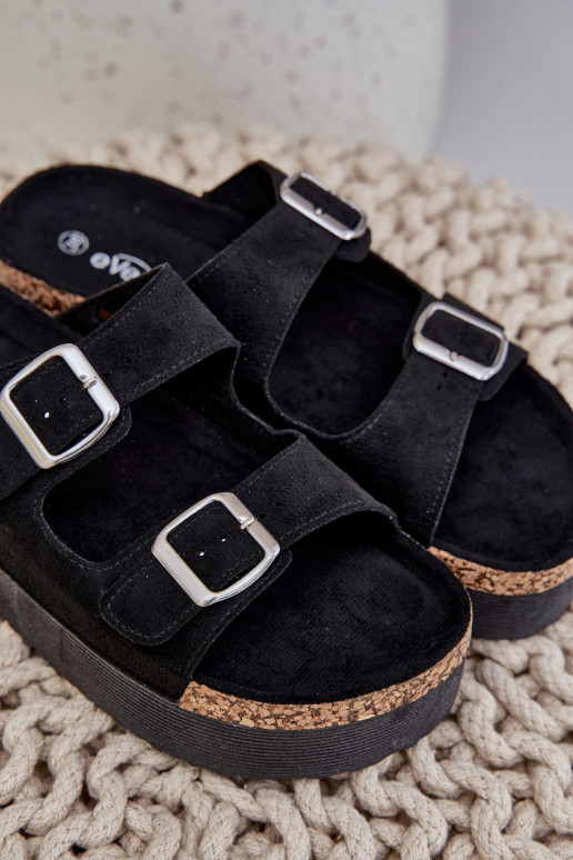 Pantofole da donna con una piattaforma con fibbie colore nero Aramia