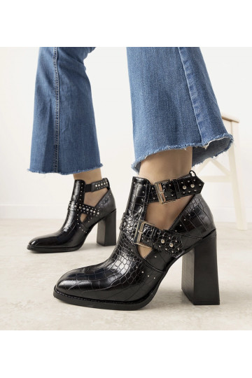 Stivaletti neri traforati...