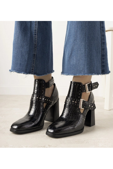 Stivaletti neri traforati... 2