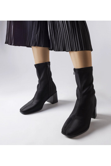Stivaletti in raso nero con...