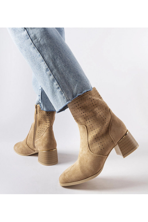Stivaletti beige con tomaia traforata...