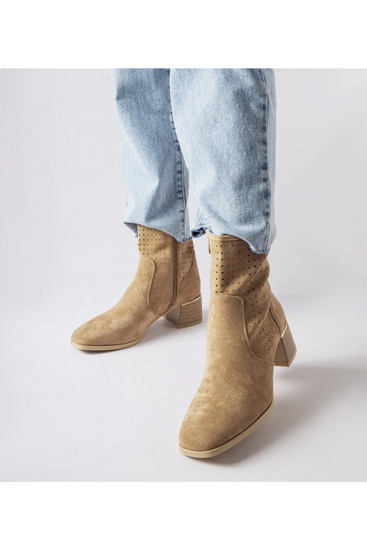 Stivaletti beige con tomaia traforata...