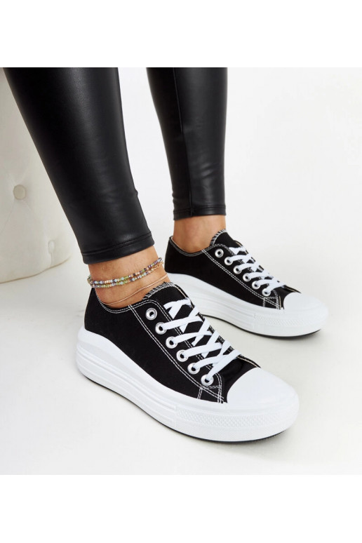 Sneakers nere su una piattaforma...