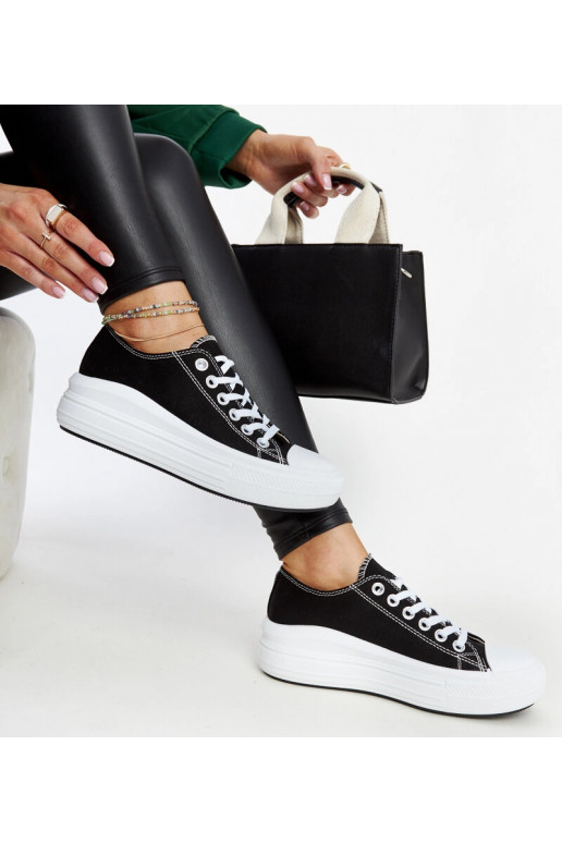 Sneakers nere su una piattaforma...