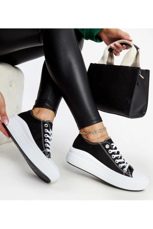 Sneakers nere su una piattaforma...