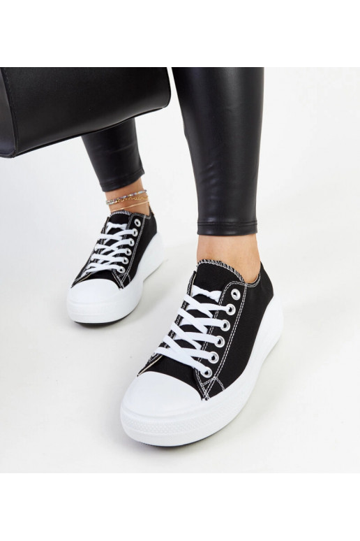 Sneakers nere su una piattaforma...