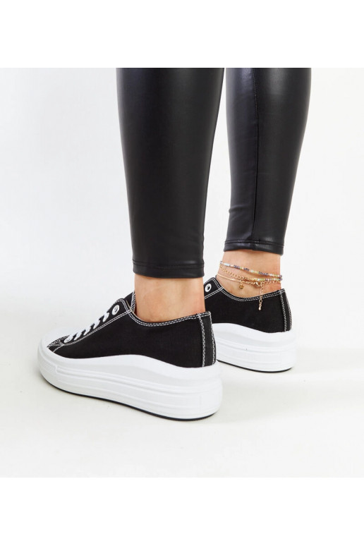 Sneakers nere su una piattaforma...