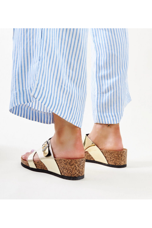 Sandali con zeppa metallizzati oro...