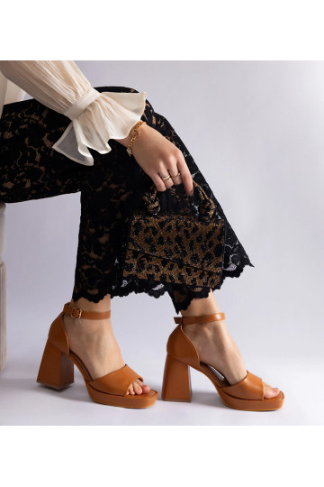 Sandali con tacco spesso...