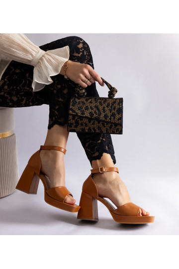 Sandali con tacco spesso... 2