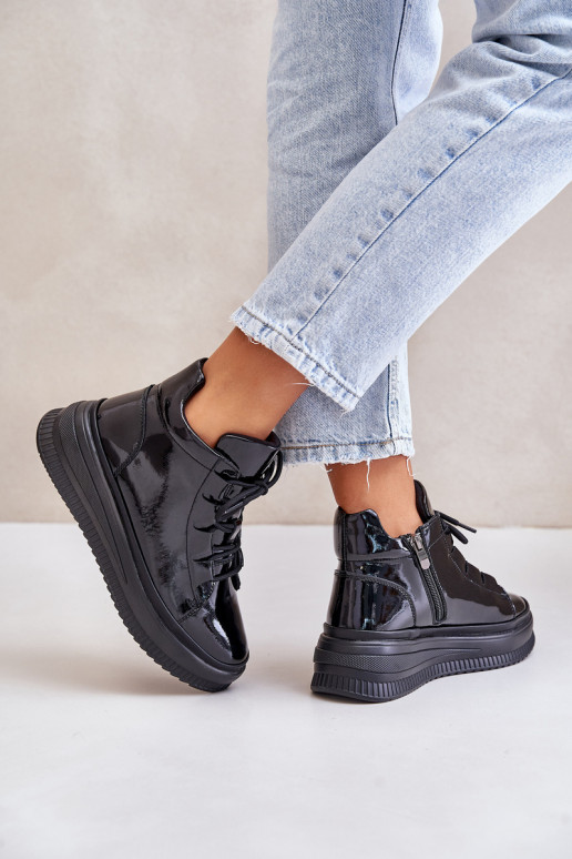 Scarpe sportive con effetto lucido e... Scarpe sportive con effetto lucido e...