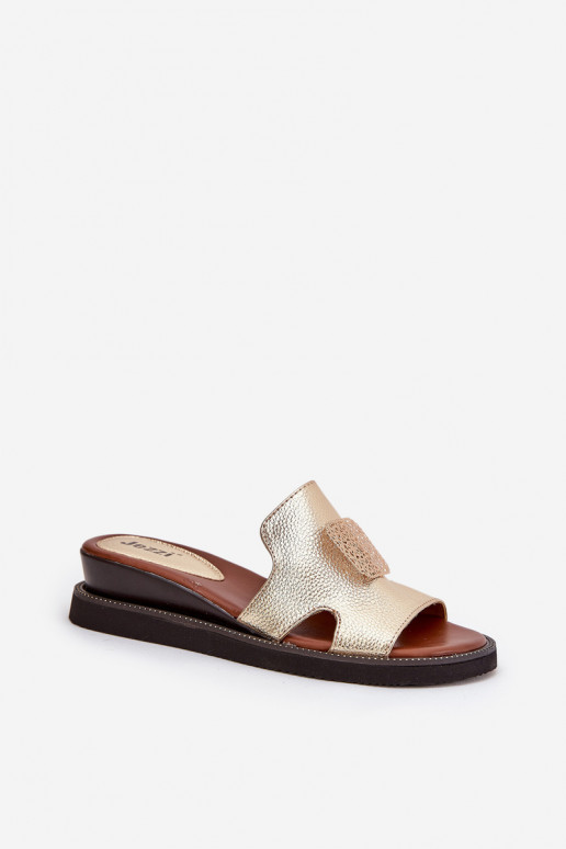 Pantofole da donna Su un cuneo Eko Pelle con ornamenti colore dorato Sarela Pantofole da donna Su un cuneo Eko Pelle con ornamenti colore dorato Sarela