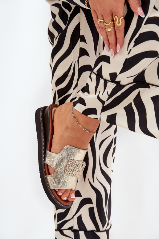 Pantofole da donna Su un cuneo Eko Pelle con ornamenti colore dorato Sarela Pantofole da donna Su un cuneo Eko Pelle con ornamenti colore dorato Sarela