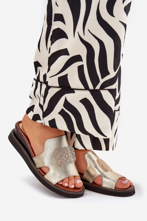 Pantofole da donna Su un cuneo Eko Pelle con ornamenti colore dorato Sarela Pantofole da donna Su un cuneo Eko Pelle con ornamenti colore dorato Sarela